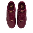 Nike Air Force 1 Low Syna Central Cee Dark Beetroot (UK Exclusive) nízke streetové tenisky — produktová fotografia na bielom pozadí, bočný pohľad