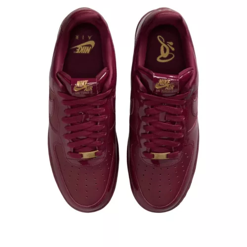Nike Air Force 1 Low Syna Central Cee Dark Beetroot (UK Exclusive) nízke streetové tenisky — produktová fotografia na bielom pozadí, bočný pohľad