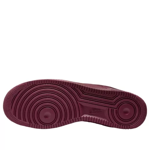 Nike Air Force 1 Low Syna Central Cee Dark Beetroot (UK Exclusive) nízke streetové tenisky — produktová fotografia na bielom pozadí, bočný pohľad