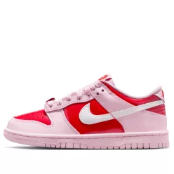 Nike Dunk Low Valentine's Day (2026) detské nízke streetové tenisky ružové-biele — produktová fotografia na bielom pozadí, bočný pohľad