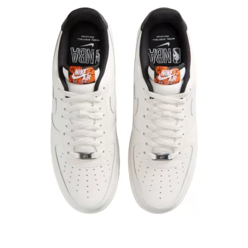 Nike Air Force 1 Low '07 NBA Phantom nízke streetové tenisky lomené biele — produktová fotografia na bielom pozadí, bočný pohľad