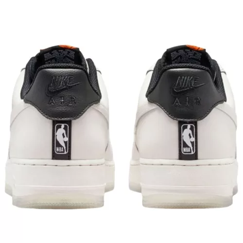 Nike Air Force 1 Low '07 NBA Phantom nízke streetové tenisky lomené biele — produktová fotografia na bielom pozadí, bočný pohľad
