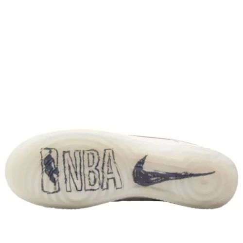 Nike Air Force 1 Low '07 NBA Phantom nízke streetové tenisky lomené biele — produktová fotografia na bielom pozadí, bočný pohľad
