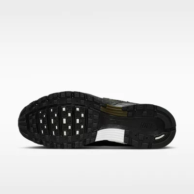 Nike P-6000 Black Dark Hazel nízke streetové tenisky čierne — produktová fotografia na bielom pozadí, bočný pohľad