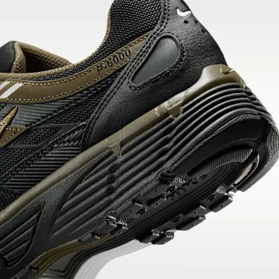 Nike P-6000 Black Dark Hazel nízke streetové tenisky čierne — produktová fotografia na bielom pozadí, bočný pohľad