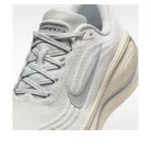 Nike Vomero Plus Running is Mental nízke bežecké tenisky — produktová fotografia na bielom pozadí, bočný pohľad