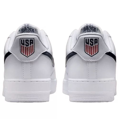 Nike Air Force 1 Low '07 LV8 Team USA World Cup nízke streetové tenisky — produktová fotografia na bielom pozadí, bočný pohľad