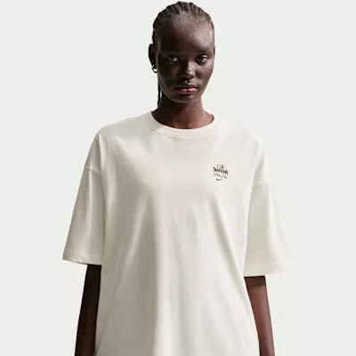Nike Sportswear Classic Oversized Short-Sleeve T-Shirt Sail/Dark Hazel/Dark Hazel dámske tričko lomené biele — produktová fotografia na bielom pozadí, bočný