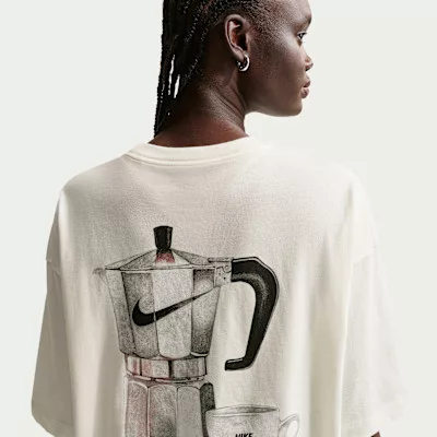 Nike Sportswear Classic Oversized Short-Sleeve T-Shirt Sail/Dark Hazel/Dark Hazel dámske tričko lomené biele — produktová fotografia na bielom pozadí, bočný
