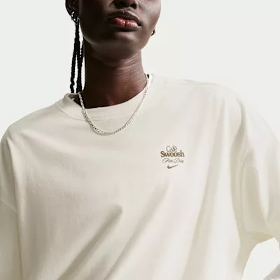Nike Sportswear Classic Oversized Short-Sleeve T-Shirt Sail/Dark Hazel/Dark Hazel dámske tričko lomené biele — produktová fotografia na bielom pozadí, bočný