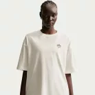 Nike Sportswear Classic Oversized Short-Sleeve T-Shirt Sail/Dark Hazel/Dark Hazel dámske tričko lomené biele — produktová fotografia na bielom pozadí, bočný