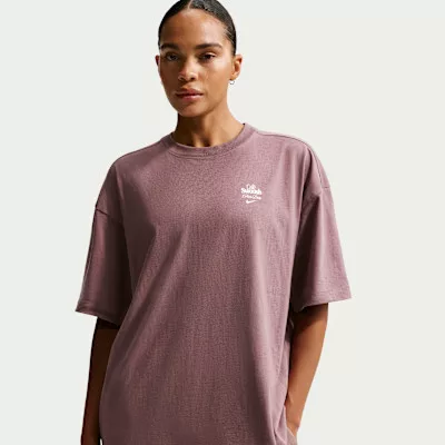 Nike NSW Oversized Tee 'Tattoo/Sail' tričko lomené biele — produktová fotografia na bielom pozadí, bočný pohľad