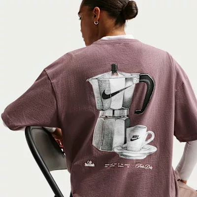 Nike NSW Oversized Tee 'Tattoo/Sail' tričko lomené biele — produktová fotografia na bielom pozadí, bočný pohľad