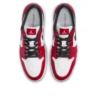 Jordan 1 Low Golf Spiked Chicago nízke streetové tenisky — produktová fotografia na bielom pozadí, bočný pohľad