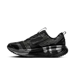 Nike Vomero 18 Disrupt Pack nízke bežecké tenisky — produktová fotografia na bielom pozadí, bočný pohľad