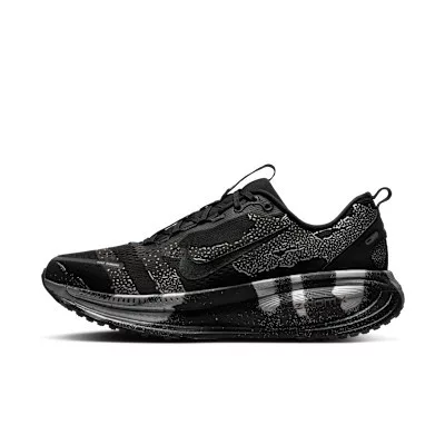 Nike Vomero 18 Disrupt Pack nízke bežecké tenisky — produktová fotografia na bielom pozadí, bočný pohľad