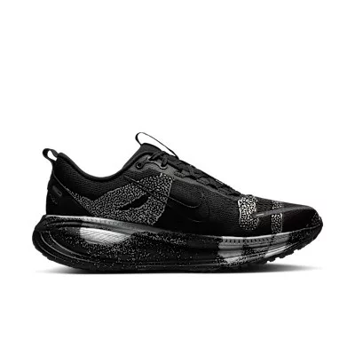 Nike Vomero 18 Disrupt Pack nízke bežecké tenisky — produktová fotografia na bielom pozadí, bočný pohľad