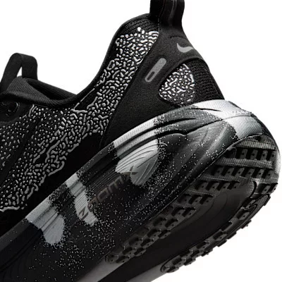 Nike Vomero 18 Disrupt Pack nízke bežecké tenisky — produktová fotografia na bielom pozadí, bočný pohľad