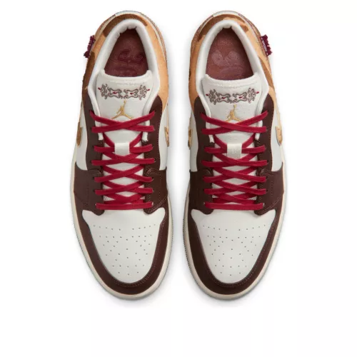 Jordan 1 Low SE Year of the Horse nízke streetové tenisky — produktová fotografia na bielom pozadí, bočný pohľad