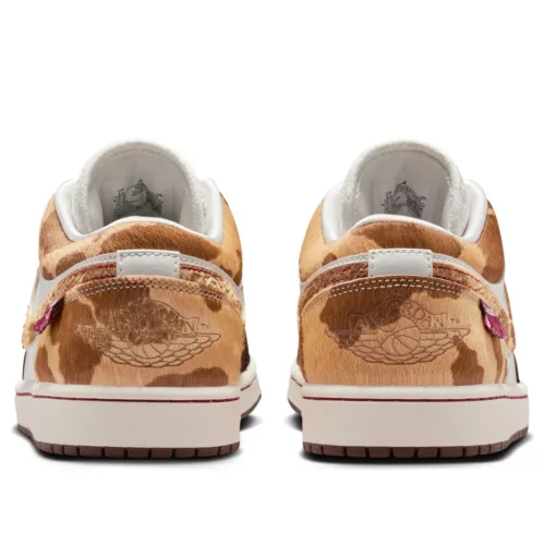 Jordan 1 Low SE Year of the Horse nízke streetové tenisky — produktová fotografia na bielom pozadí, bočný pohľad
