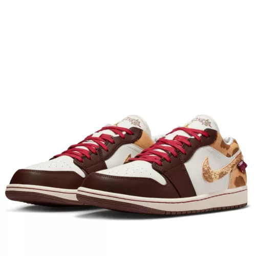Jordan 1 Low SE Year of the Horse nízke streetové tenisky — produktová fotografia na bielom pozadí, bočný pohľad