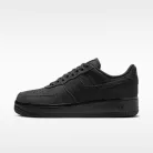 Nike Air Force 1 '07 Triple Black (W) nízke streetové tenisky čierne — produktová fotografia na bielom pozadí, bočný pohľad
