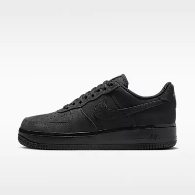 Nike Air Force 1 '07 Triple Black (W) nízke streetové tenisky čierne — produktová fotografia na bielom pozadí, bočný pohľad