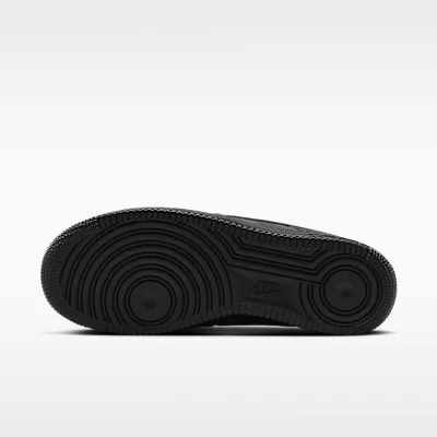 Nike Air Force 1 '07 Triple Black (W) nízke streetové tenisky čierne — produktová fotografia na bielom pozadí, bočný pohľad