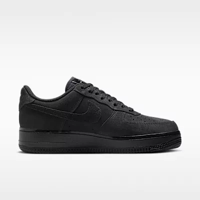 Nike Air Force 1 '07 Triple Black (W) nízke streetové tenisky čierne — produktová fotografia na bielom pozadí, bočný pohľad