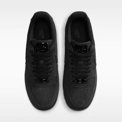 Nike Air Force 1 '07 Triple Black (W) nízke streetové tenisky čierne — produktová fotografia na bielom pozadí, bočný pohľad