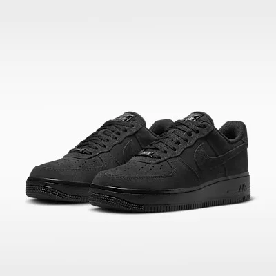 Nike Air Force 1 '07 Triple Black (W) nízke streetové tenisky čierne — produktová fotografia na bielom pozadí, bočný pohľad