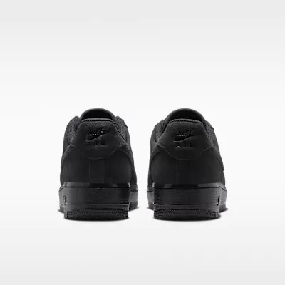 Nike Air Force 1 '07 Triple Black (W) nízke streetové tenisky čierne — produktová fotografia na bielom pozadí, bočný pohľad