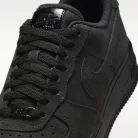 Nike Air Force 1 '07 Triple Black (W) nízke streetové tenisky čierne — produktová fotografia na bielom pozadí, bočný pohľad