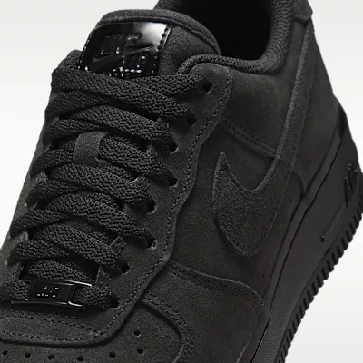 Nike Air Force 1 '07 Triple Black (W) nízke streetové tenisky čierne — produktová fotografia na bielom pozadí, bočný pohľad