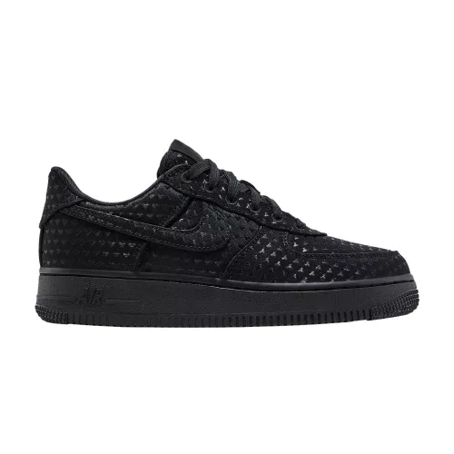 Nike Air Force 1 Low Valentine's Day Triple Black (2026) dámske nízke streetové tenisky čierne — produktová fotografia na bielom pozadí, bočný pohľad