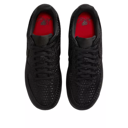 Nike Air Force 1 Low Valentine's Day Triple Black (2026) dámske nízke streetové tenisky čierne — produktová fotografia na bielom pozadí, bočný pohľad