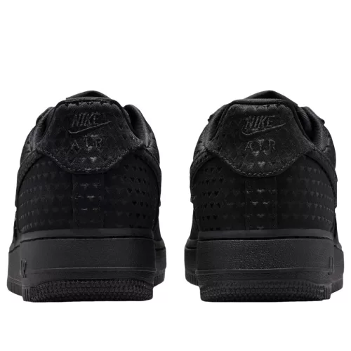 Nike Air Force 1 Low Valentine's Day Triple Black (2026) dámske nízke streetové tenisky čierne — produktová fotografia na bielom pozadí, bočný pohľad