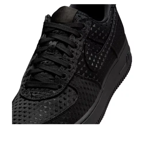 Nike Air Force 1 Low Valentine's Day Triple Black (2026) dámske nízke streetové tenisky čierne — produktová fotografia na bielom pozadí, bočný pohľad