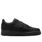 Nike Air Force 1 Low Valentine's Day Triple Black (2026) dámske nízke streetové tenisky čierne — produktová fotografia na bielom pozadí, bočný pohľad