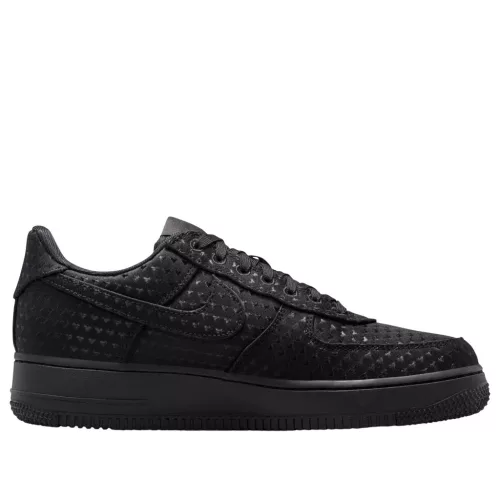 Nike Air Force 1 Low Valentine's Day Triple Black (2026) dámske nízke streetové tenisky čierne — produktová fotografia na bielom pozadí, bočný pohľad