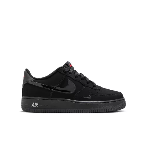 Nike Air Force 1 Low Black Smoke Grey detské nízke streetové tenisky čierne-sivé — produktová fotografia na bielom pozadí, bočný pohľad