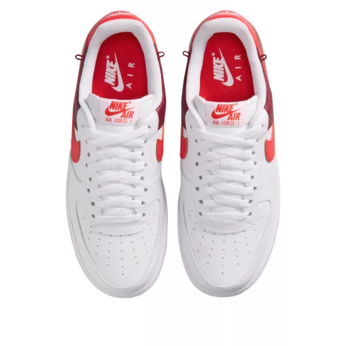 Nike Air Force 1 Low '07 White Light Crimson Gold Charm Bracelet dámske nízke streetové tenisky biele-červené — produktová fotografia na bielom pozadí, bočný
