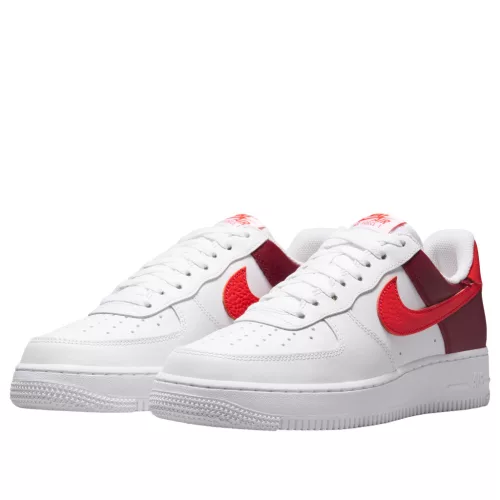 Nike Air Force 1 Low '07 White Light Crimson Gold Charm Bracelet dámske nízke streetové tenisky biele-červené — produktová fotografia na bielom pozadí, bočný