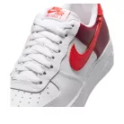 Nike Air Force 1 Low '07 White Light Crimson Gold Charm Bracelet dámske nízke streetové tenisky biele-červené — produktová fotografia na bielom pozadí, bočný