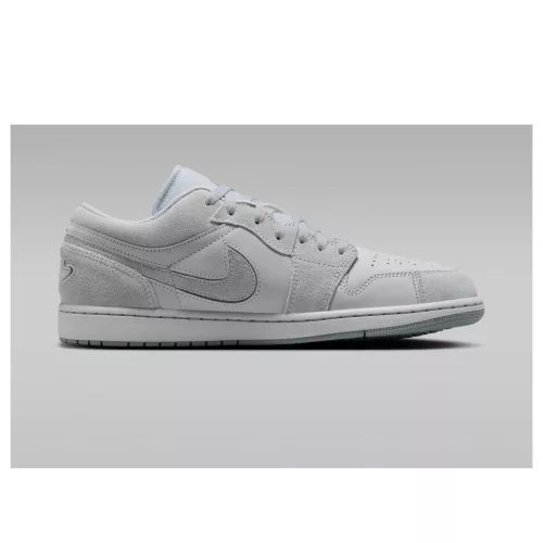 Jordan 1 Low SE Craft Wolf Grey nízke streetové tenisky sivé — produktová fotografia na bielom pozadí, bočný pohľad