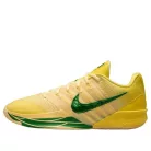 Nike Sabrina 3 Oregon Ducks dámske nízke basketbalové tenisky — produktová fotografia na bielom pozadí, bočný pohľad