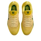 Nike Sabrina 3 Oregon Ducks dámske nízke basketbalové tenisky — produktová fotografia na bielom pozadí, bočný pohľad
