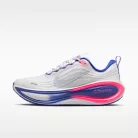 Nike Vomero Plus SE White Concord dámske nízke bežecké tenisky biele — produktová fotografia na bielom pozadí, bočný pohľad