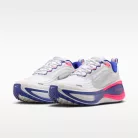 Nike Vomero Plus SE White Concord dámske nízke bežecké tenisky biele — produktová fotografia na bielom pozadí, bočný pohľad