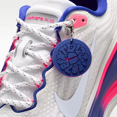 Nike Vomero Plus SE White Concord dámske nízke bežecké tenisky biele — produktová fotografia na bielom pozadí, bočný pohľad
